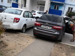 Волжанка пожаловалась на автохамку во дворе