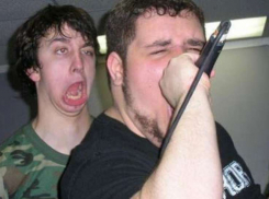 Подвыпившие жители Волгограда на видео эмоционально спели песню о любви