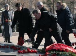 Волгоградцы возложили цветы и венки к Вечному огню