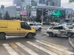«Водитель выехал на «красный»: в аварии в Волгограде пострадала юная пассажирка