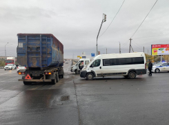 Массовое ДТП на юге Волгограда с маршруткой и грузовиком попало на видео 