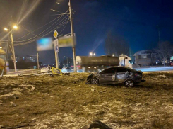 Иномарка отлетела в остановку с человеком в Волгограде: шок-видео