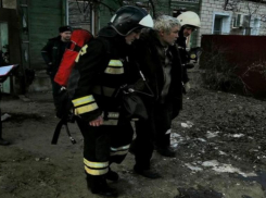 Мужчину спасли из полыхавшей в частном доме комнаты в Волгограде