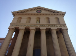 В колонию отправили мать из Волжского, бросавшую 3-летнюю дочь на стену