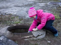 Горячая линия по открытым люкам заработала в Волгограде