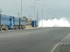 Зерновоз на видео устроил тотальную дымовую завесу на оживленной магистрали Волгограда