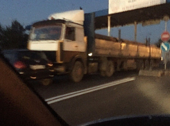 В Волжском фура на посту ГИБДД протаранила легковушку