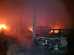 Пять машин сгорели в гараже под Волгоградом 