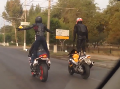 На видео попали мотоциклисты-экстремалы, катавшиеся стоя в Волгограде