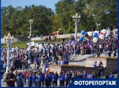 Тысячи студентов заполонили набережную Волгограда 