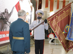 Генерал-лейтенант полиции Александр Кравченко вручил знамя Совету ветеранов ОВД и внутренних войск 