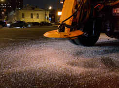 Магистрали Волгограда обрабатывают противогололедной смесью