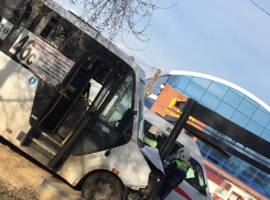 Маршрутка 46С протаранила остановку и загорелась в Волгограде: 1 погиб