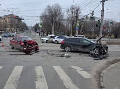 Собравшее пробку у Царицынской оперы ДТП в Волгограде попало на видео
