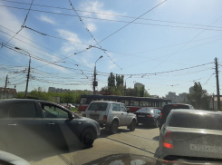 Пробки сковали движение в Волгограде: видео с места ЧП