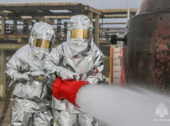 Думали, горят «Семь звезд»: мощный пожар вспыхнул в полночь на волгоградском тракторном