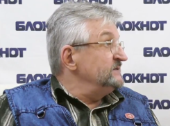 Бродячие собаки чуть не разорвали внука известного волгоградского медика