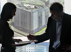 Риелторы «развели» жительницу Волгограда с сыном-инвалидом, поменяв их квартиру на непригодную для жизни дачу