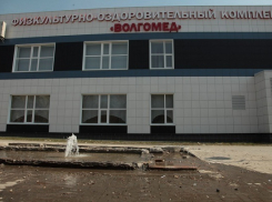 Из-за порыва трубы ФОКа ВолГМУ залило улицу КИМ 