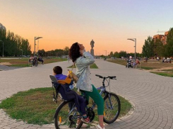 Алиана Устиненко с сыном наслаждаются красотами Красноармейского района