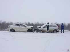 Мужчина погиб в лобовом столкновении Mazda и «Лада Калина» в Волгоградской области