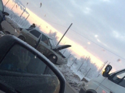 ДТП из пяти машин парализовало движение на шоссе Авиаторов 