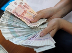 Под Волгоградом алиментщик выплатил дочери 1 млн, чтобы выехать заграницу