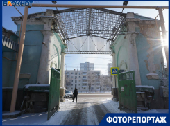 Сюда бы водить экскурсии: уникальные ворота-памятник рассыпаются в центре Волгограда