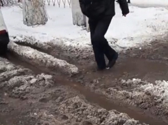Улицы Волгограда превратились в месиво из грязи и песка после снегопада 