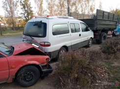 Недоброе утро: в Волжском пожилой водитель на Toyota протаранил припаркованную иномарку