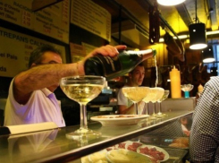 Жители Волгограда и области стали тратить больше денег в кафе и магазинах