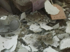 Потолок рухнул в жилом доме времен ВОВ в Краснооктябрьском районе Волгограда