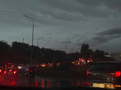 Волгоградцы стоят в три ряда в вечерних пробках