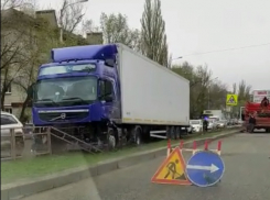 Дальнобойщик на Volvo протаранил 10 метров ограждения на юге Волгограда: госпитализирован с сердечным приступом