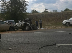 Смертельное ДТП на трассе под Волгоградом: фура превратила в груду металла белую «Волгу» 