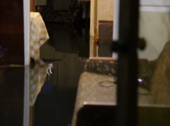 Частные дома затопило по колено фекалиями на западе Волгограда