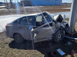 Granta впечаталась в столб под Волгоградом: двое погибли