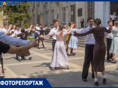 Массовый вальс Победы станцевали в центре Волгограда перед ливнем