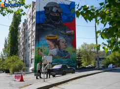 В Волгограде появилось 24-метровое граффити с российским солдатом