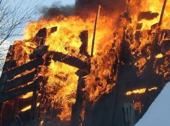 Житель Волгограда заживо сгорел в деревянном доме