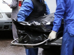 Тело молодой женщины найдено около многоэтажки на юге Волгограда