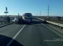 Автобус протаранил Daewoo и ВАЗ-2106 под Волгоградом: двое в больнице