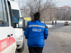Девушка-водитель влетела в забор на ВАЗ-2115 в Волгограде: 3-летняя и 7-летний дети в больнице