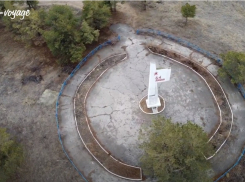 «Так вот и умирает памятник, посвященный воинам 64-ой армии»: волгоградец показал гибель объекта культурного наследия