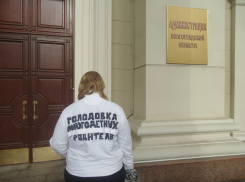 Многодетные матери Волгограда начали голодовку у здания администрации