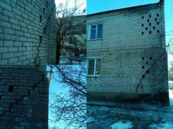 Огромная трещина деформировала многоквартирный дом под Волгоградом: жильцы боятся обрушения