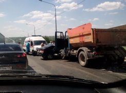 На 3-й Продольной в Волгограде ЗИЛ раздавил ВАЗ-2114: 1 погиб 