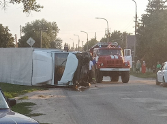 Машина всмятку, грузовик перевернут: серьезное ДТП под Волгоградом
