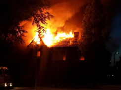 Два человека заживо сгорели в своем доме под Волгоградом