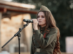 Финал конкурса "Мисс Блокнот Волгоград-2018": красотка на сцене пережила Великую Отечественную и забыла даты